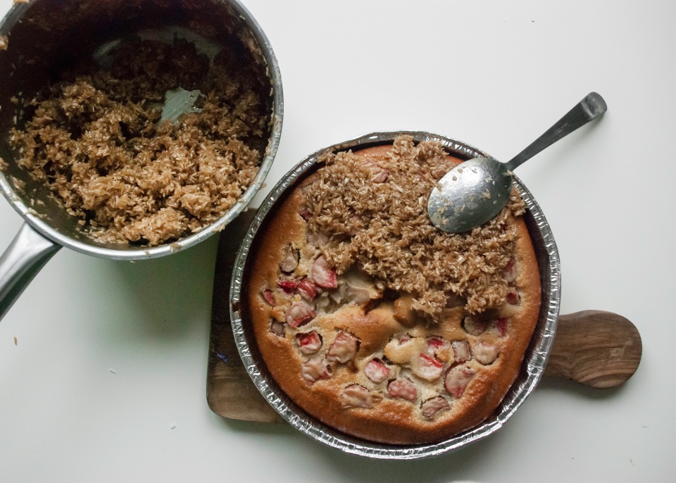 Dream cake – με topping καρύδας και γέμιση rhubarbs